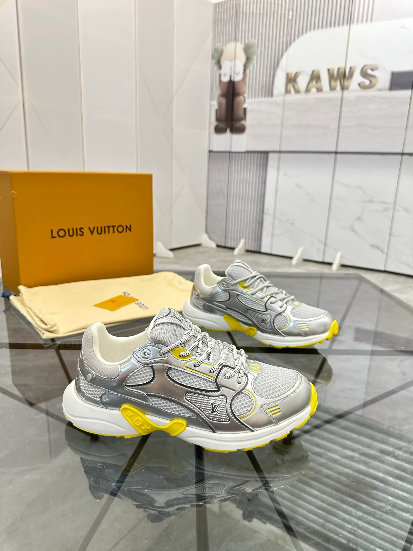Men's shoes: 💰P660¥ Top quality Product trademark: LV* "Louis Vuitton*" low-top casual shoes Regular size: 35-44 (can be customized to 45.46) Couple style Product materials: Upper imported cowhide stitching original material, breathable lining, original outsole. Number: H218
